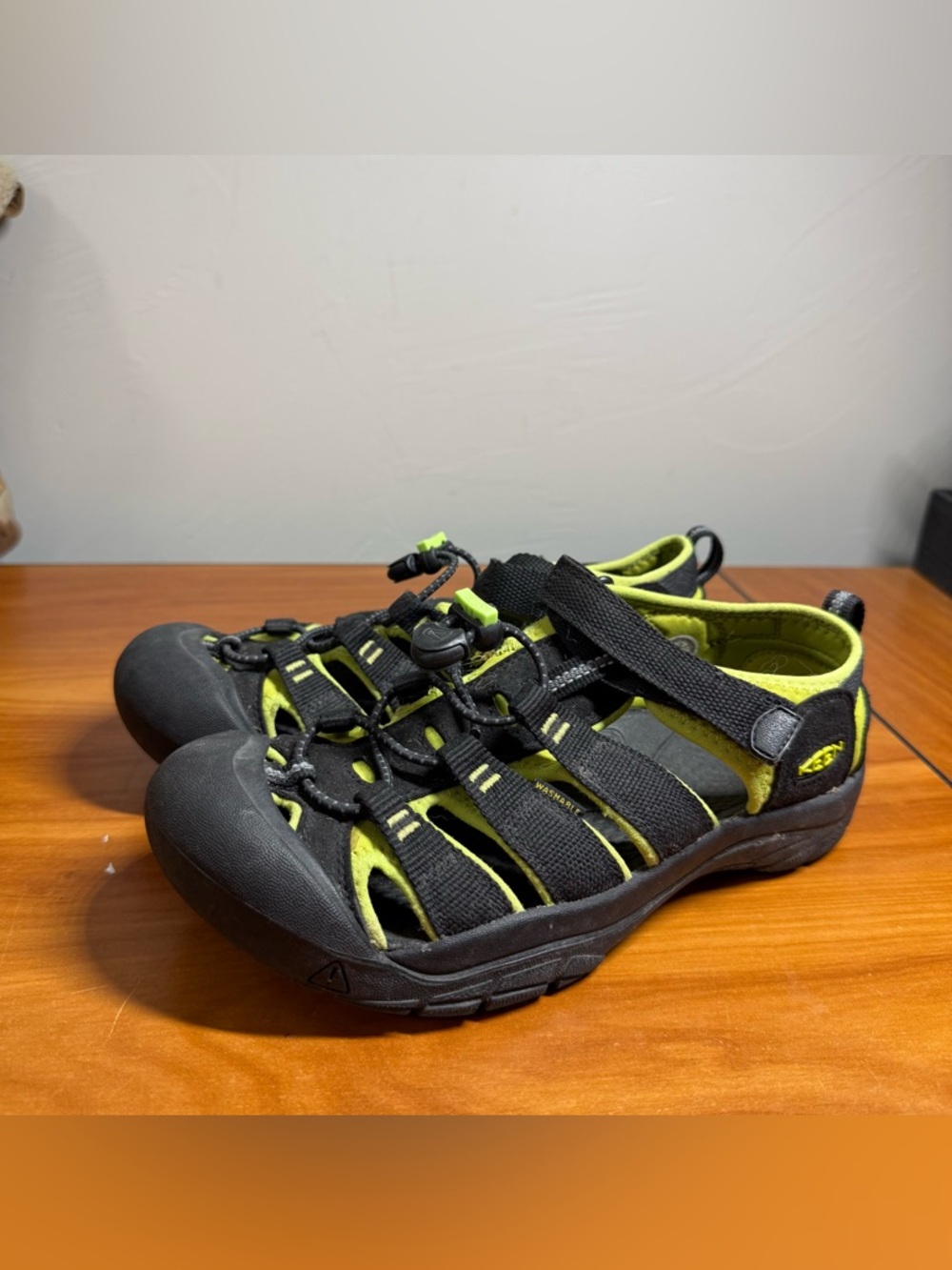 Keen Newport H2 Sandal Water Shoe Hiking Closed Toe Black Green‎ Bungee W5